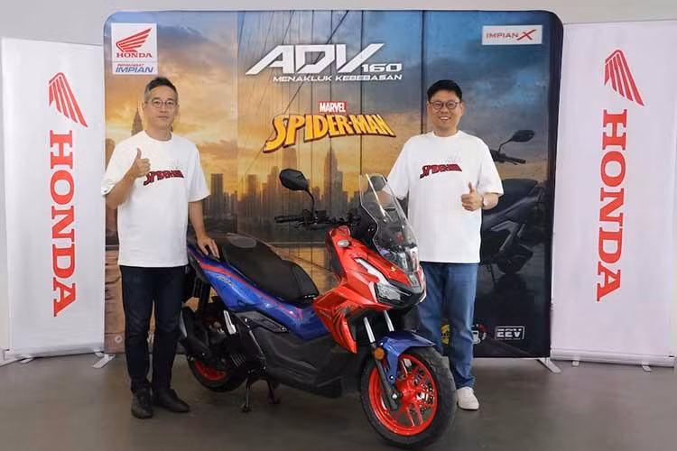 Honda ADV160 Spider-Man Edition 2026 vừa chính thức ra mắt tại thị trường Malaysia, lấy cảm hứng từ siêu anh hùng Người Nhện của Marvel. Theo công bố từ hãng, chỉ 300 chiếc ADV160 Spider-Man Edition được sản xuất.