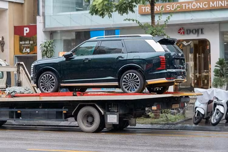 Nhiều showroom trong nước hiện đã nhận đặt cọc cho Hyundai Palisade 2026. Mức giá tham khảo ban đầu được cho là từ hơn 1,7 tỷ đồng. Dòng SUV cỡ lớn này dự kiến sẽ có ba phiên bản, bao gồm Exclusive, Calligraphy và Hybrid.