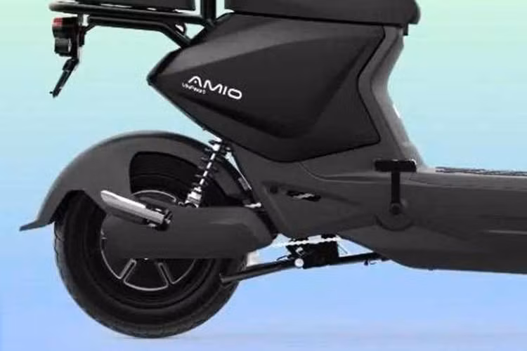 Về khả năng vận hành, Amio S2 sử dụng động cơ điện BLDC Inhub có công suất tối đa khoảng 800 W kết hợp pin LFP dung lượng 1,024 kWh. Theo công bố của VinFast, xe có thể di chuyển khoảng 65 km sau mỗi lần sạc đầy trong điều kiện thử nghiệm tiêu chuẩn ở tốc độ 25 km/h. Thời gian sạc từ 0 đến 100% khoảng 6 giờ, phù hợp với thói quen sạc qua đêm của người dùng.