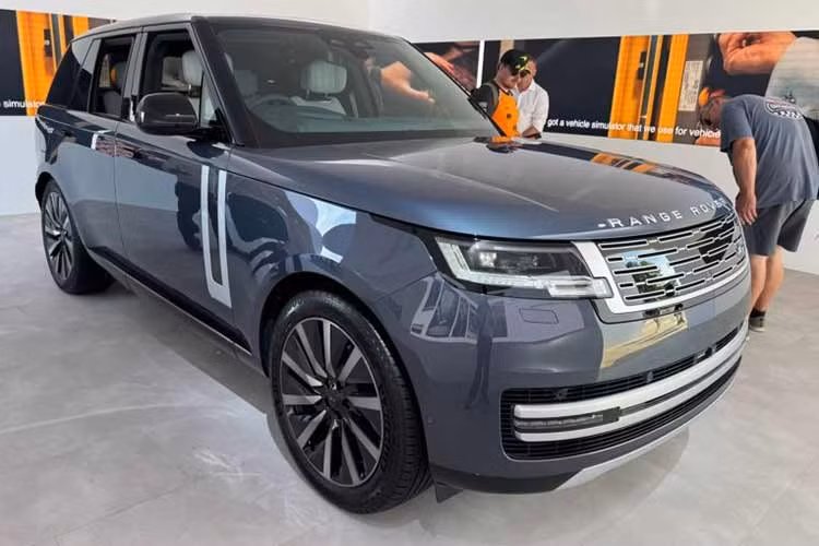 Range Rover Electric đã có màn ra mắt công chúng tại Goodwood Festival of Speed 2026. Chiếc xe được trưng bày không còn là nguyên mẫu thử nghiệm mà là phiên bản thương mại hoàn chỉnh, cho phép khách tham quan quan sát thiết kế thực tế trước thời điểm trình làng toàn cầu.