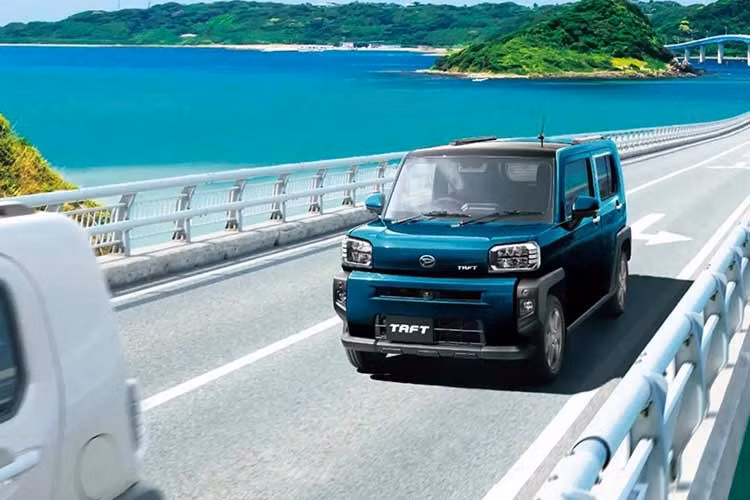 Cả hai phiên bản đều kết hợp hộp số vô cấp CVT và cho phép khách hàng lựa chọn giữa hệ dẫn động cầu trước hoặc dẫn động bốn bánh. Tại Nhật Bản, Daihatsu Taft 2027 có giá khởi điểm từ 1.435.500 yên (khoảng 8.800 USD - tương đương 230 triệu đồng) cho phiên bản dẫn động cầu trước sử dụng động cơ hút khí tự nhiên.