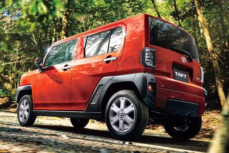 Phiên bản Rugged Venture nổi bật với lưới tản nhiệt và nẹp cửa cốp hoàn thiện theo tông màu Smoked Chrome kết hợp đen. Xe sử dụng bộ mâm hợp kim 15 inch màu Gunmetal cùng các chi tiết trang trí nội thất đồng bộ.