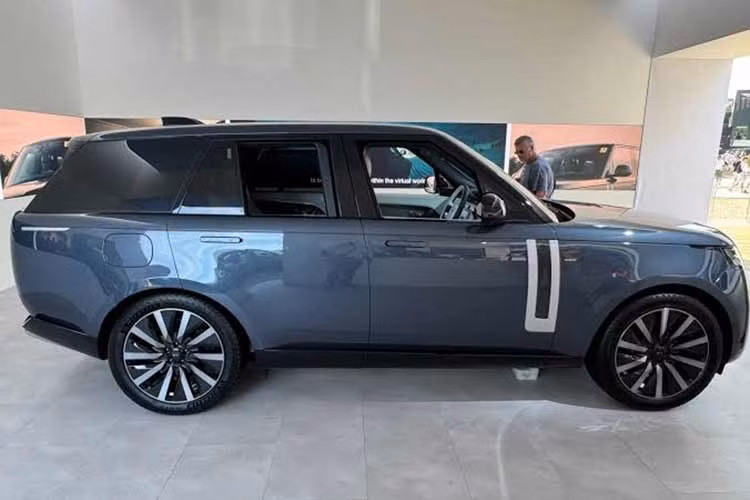 Đây là sản phẩm chạy điện hoàn toàn đầu tiên trong lịch sử của thương hiệu Land Rover. Dù loại bỏ động cơ đốt trong, mẫu SUV mới vẫn được phát triển xoay quanh những đặc trưng lâu đời của thương hiệu, gồm khả năng vận hành êm ái, mạnh mẽ, không gian nội thất sang trọng và năng lực vượt địa hình.