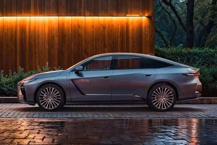 So với thế hệ trước, mẫu xe sedan hạng sang Lexus ES 2026 được mở rộng đáng kể về kích thước. Xe có chiều dài 5.140 mm, rộng 1.920 mm và cao từ 1.555 - 1.560 mm, trong khi chiều dài cơ sở đạt 2.950 mm. Xe được phát triển theo ngôn ngữ thiết kế mới, kế thừa nhiều chi tiết từ mẫu concept LF-ZC từng ra mắt năm 2023.