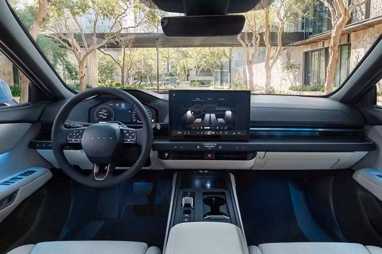 Bên trong khoang lái, Lexus tiếp tục theo đuổi xu hướng tối giản khi cắt giảm đáng kể các nút bấm vật lý. Trung tâm bảng táp-lô là màn hình giải trí 14 inch đặt nổi, phía sau vô-lăng là bảng đồng hồ kỹ thuật số 12,3 inch. Các phím điều khiển cảm ứng phía dưới màn hình chỉ hiển thị khi được kích hoạt.