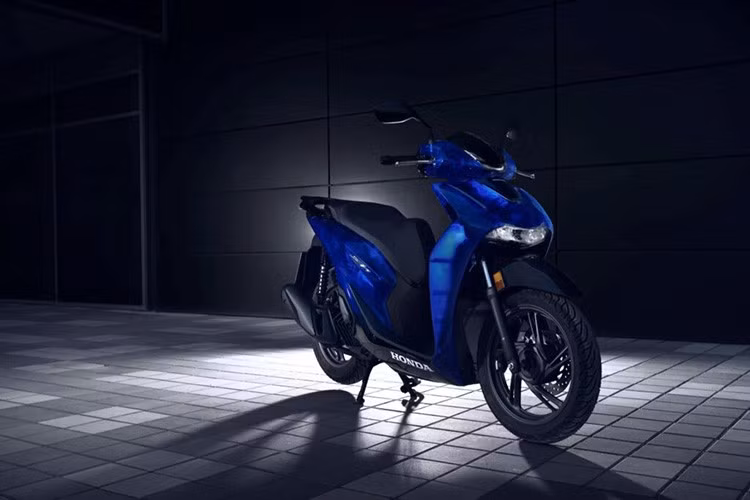 Về mặt trang bị, phiên bản đặc biệt này hội tụ đầy đủ những công nghệ cao cấp nhất của dòng xe ga Honda. Xe sở hữu hệ thống chiếu sáng hoàn toàn bằng LED và bảng đồng hồ màn hình TFT 4,2 inch sắc nét. Màn hình này tích hợp khả năng kết nối điện thoại thông minh qua Bluetooth thông qua ứng dụng Honda RoadSync, cho phép người dùng quản lý thông báo và cuộc gọi ngay trên mặt đồng hồ.