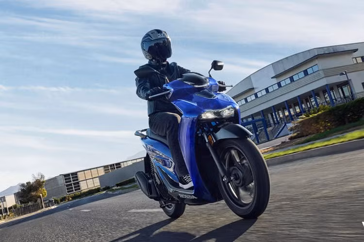 SH Vetro Blue 2026 dự kiến vẫn duy trì khối động cơ có dung tích 156,9 cc, tương tự như dòng SH 160i. Khối động cơ này sản sinh công suất tối đa 16,6 mã lực và mô-men xoắn cực đại đạt 14,8 Nm. Trên thực tế, những chiếc SH Vetro đầu tiên từng cập bến Việt Nam vào năm 2024 với giá bán khởi điểm hơn 140 triệu đồng. Tuy nhiên, do số lượng sản xuất giới hạn và nguồn cung khan hiếm.