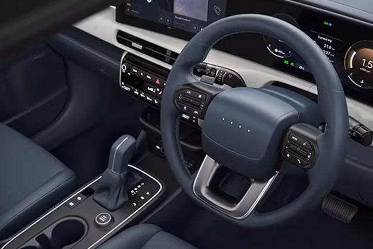 Trước mặt người lái là vô lăng mới không dùng logo Hyundai truyền thống mà thay bằng bốn chấm sáng biểu tượng cho chữ “H” trong mã Morse, giống như trên mẫu xe điện Ioniq 5. Mặt táp-lô sở hữu thiết kế 2 tông màu xanh đậm và xám với phần trung tâm được thiết kế hình chữ “H”, đi kèm cửa gió điều hòa nằm dọc ở hai bên. Bề mặt táp-lô có họa tiết cao cấp và chữ “Venue” được khắc ở giữa.