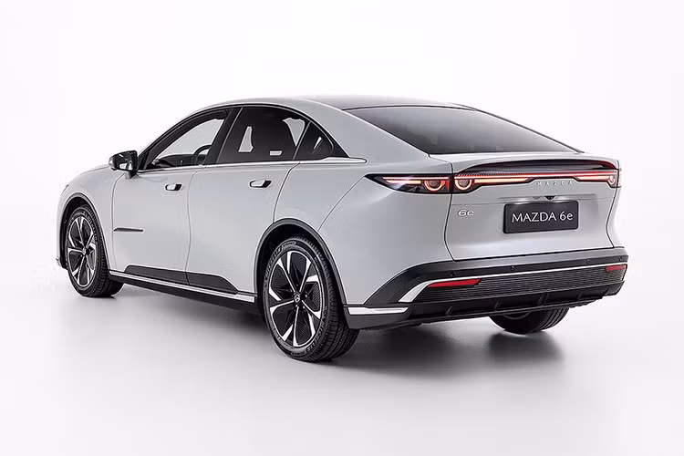 Thông tin chi tiết hơn sẽ được chia sẻ gần hơn với ngày ra mắt chính thức, nhưng Mazda xác nhận 6e sẽ được trang bị hệ truyền động điện đơn với một động cơ điện phía sau (công suất 190 kW) và hệ dẫn động cầu sau.