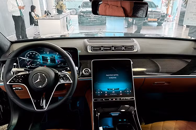 Phiên bản Luxury của Mercedes-Benz S450 có ghế bọc da Nappa cao cấp, táp-lô và vô-lăng cũng bọc da Nappa. Hàng ghế thứ 2 có kính cách nhiệt tối màu, máy tính bảng kết hợp điều khiển MBUX, điều khiển bằng cử chỉ.