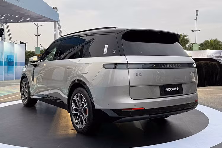 Về an toàn, Lynk &amp; Co 900 được trang bị 9 túi khí, khung thép chịu lực cao và gói hỗ trợ người lái ADAS thế hệ mới với các tính năng như phanh tự động khẩn cấp (AEB), giữ làn chủ động (LKA), kiểm soát hành trình thích ứng (ACC) và hỗ trợ đỗ xe tự động toàn phần.