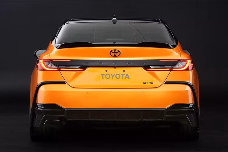 Tuy nhiên, trái với diện mạo thể thao, mẫu xe Toyota Camry GT‑S phiên bản ý tưởng này sẽ vẫn giữ nguyên động cơ hybrid 2.5L 4 xi-lanh giống trên Camry XSE AWD 2025, cho công suất 232 mã lực.