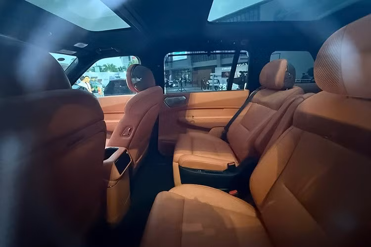 Ngoài ra, xe còn tích hợp HUD hiển thị thông tin trên kính lái, camera toàn cảnh 540°, và hệ thống điều khiển bằng giọng nói thế hệ mới, giúp người lái tương tác tự nhiên hơn trong quá trình vận hành.