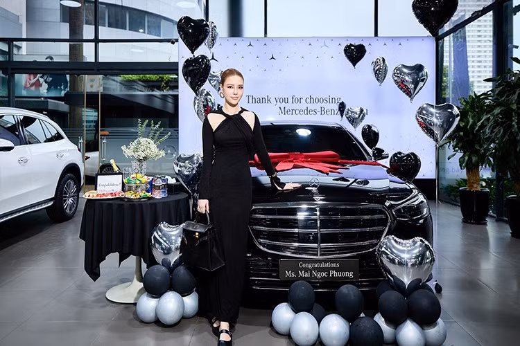 Các chi tiết đáng chú ý khác của ngoại thất Mercedes-Benz S450 Luxury gồm đèn chiếu sáng Multibeam LED có khả năng tắt/bật pha chủ động, đèn hậu LED, tay nắm cửa dạng ẩn... Mâm xe 19 inch trên bản tiêu chuẩn và 20 inch trên bản Luxury.