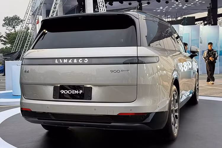 Lynk &amp; Co 900 là chiếc SUV lớn nhất mà hãng từng phát triển. Về kích thước tổng thể, xe có thông số chiều dài x rộng x cao tương ứng là 5.240 x 1.999 x 1.810 mm, trục cơ sở dài 3.160 mm, tương đương nhiều mẫu SUV hạng sang như BMW X7 hay Mercedes-Benz GLS.