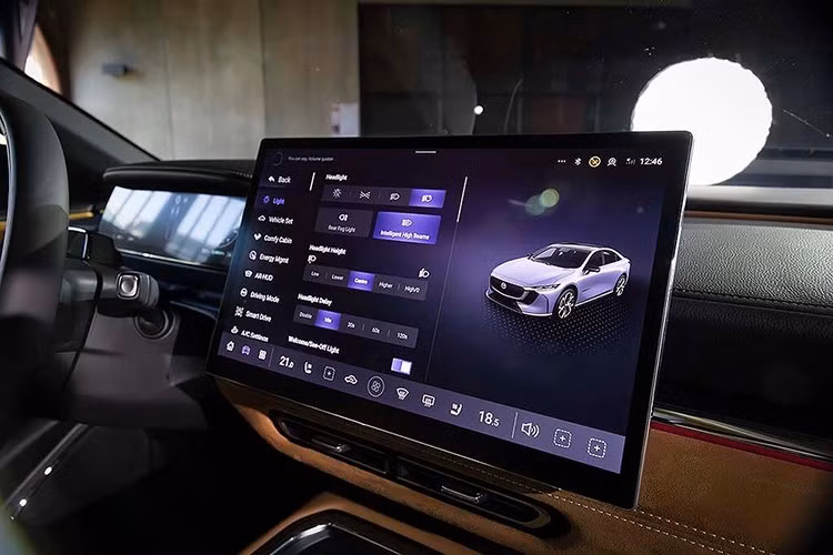 Theonhà phân phối tại Úc, Mazda 6e là thành quả của 2 thập kỷ hợp tác với Chongqing Changan Automobile, kết hợp "công nghệ điện khí hóa thông minh, sạc nhanh và công nghệ cabin tiên tiến với thiết kế đặc trưng, ​​tay nghề thủ công tinh xảo và hiệu suất lái được tinh chỉnh tỉ mỉ của Mazda".