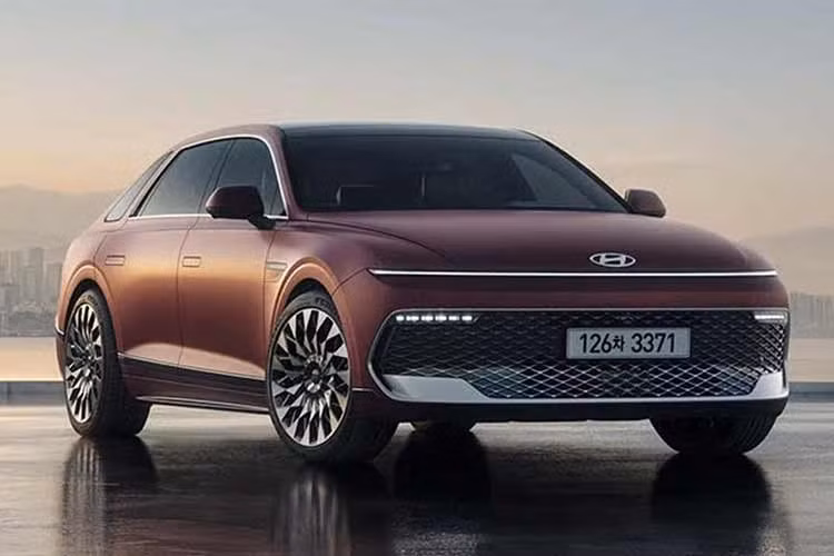 Hyundai vừa công bố những hình ảnh đầu tiên của Grandeur 2027 phiên bản nâng cấp giữa vòng đời ở thị trường Hàn Quốc. Những hình ảnh này cho thấy các thay đổi nhẹ ở ngoại thất và loạt cải tổ đáng kể bên trong dành cho mẫu sedan đầu bảng của Hyundai ở xứ sở kim chi.