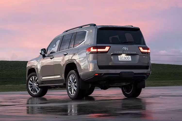 Ngoài Land Cruiser LC300 Hybrid, trong năm nay, dòng SUV này ở Việt Nam còn được bổ sung một thành viên mới khác là Land Cruiser FJ. So với Land Cruiser LC300 và Land Cruiser Prado, Toyota Land Cruiser FJ có kích thước nhỏ hơn đồng thời giá cũng rẻ hơn nhiều, dự kiến khởi điểm khoảng 1,2 tỷ đồng.