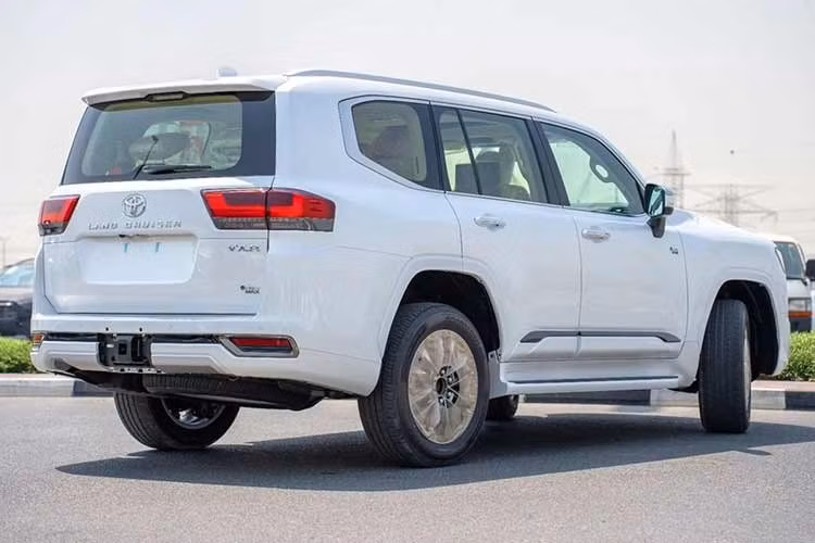Việc Toyota Land Cruiser LC300 Hybrid bị đội giá tại đại lý cũng không có gì bất ngờ. Trước đó, bản máy xăng của mẫu xe này từng kênh giá đến 1,2 tỷ đồng vì khan hàng. Một số nguồn tin cho biết Toyota Land Cruiser LC300 Hybrid sẽ chính thức ra mắt thị trường Việt Nam vào khoảng tháng 8 năm nay.
