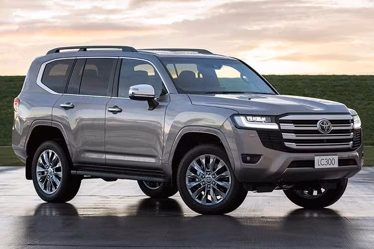 Với sự bổ sung Land Cruiser hybrid sẽ làm đội hình xe Toyota hybrid tại Việt Nam ngày càng đa dạng. Thương hiệu Nhật Bản này đang đi đầu về số lượng sản phẩm hybrid, từ phân khúc sedan, SUV/crossover đô thị, MPV, minivan cho tới cả SUV lớn như Land Cruiser.