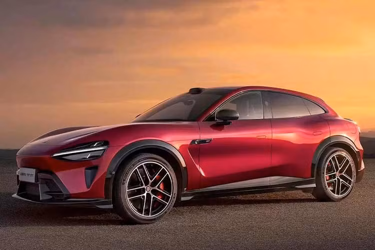 Xiaomi YU7 GT sở hữu ngoại hình gợi liên tưởng tới siêu xe Ferrari Purosangue. Tuy nhiên, điểm đáng chú ý nhất của mẫu xe này nằm ở hệ truyền động. Theo đó, xe được trang bị mô-tơ điện mới ở cầu trước với công suất tối đa 386 mã lực và mô-tơ phía sau mạnh 604 mã lực.