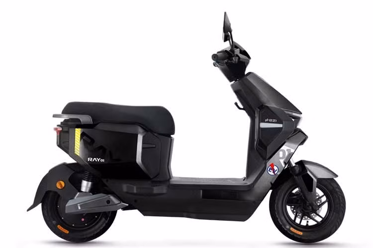Xe máy điện EZI Ray 01 sở hữu tổng thể tinh giản đúng phong cách những mẫu xe tương lai, và được phân phối với bốn lựa chọn màu sắc gồm Nova White, Plasma Blue, Venus Grey và City Black, phù hợp với nhiều đối tượng người dùng.