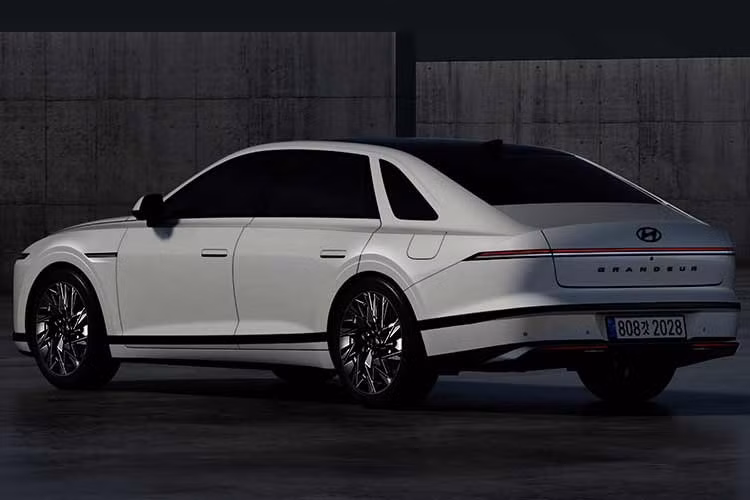 Hyundai hiện chưa công bố thông tin chi tiết về hệ truyền động của Grandeur mới. Tuy nhiên, nhiều khả năng phiên bản nâng cấp sẽ giữ nguyên các tùy chọn động cơ hiện tại, bao gồm máy xăng GDi hút khí tự nhiên, dung tích 2.5L; hệ truyền động với máy xăng tăng áp 1.6L; và máy V6, dung tích 3.5L.
