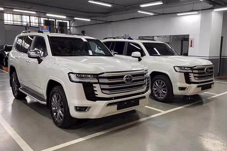 Vào hồi đầu tháng 4/2026, một số đại lý ở Việt Nam đã bắt đầu nhận cọc dành cho Toyota Land Cruiser LC300 Hybrid 2026 mới. Nhân viên tư vấn bán hàng tại đại lý cho biết thời điểm xe ra mắt Việt Nam dự kiến rơi vào quý III năm nay.