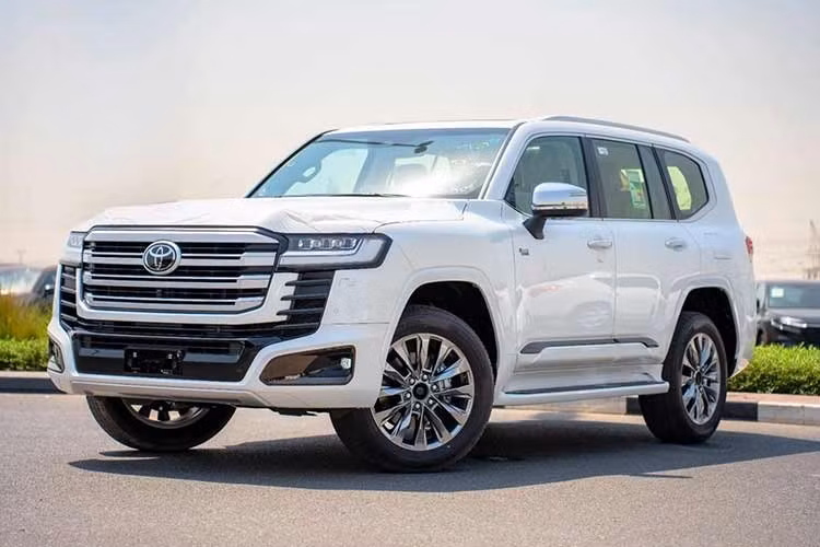 Mặc dù Toyota Land Cruiser LC300 Hybrid 2026 chưa bán ở Việt Nam nhưng hiện đã bị đội giá tại đại lý tư nhân. Theo đó, "mức kèm lạc" mà các đại lý tư nhân tư nhân đưa ra dành cho khách hàng muốn nhận xe sớm, dự kiến vào quý III hoặc đầu quý IV, là từ 500-700 triệu đồng.