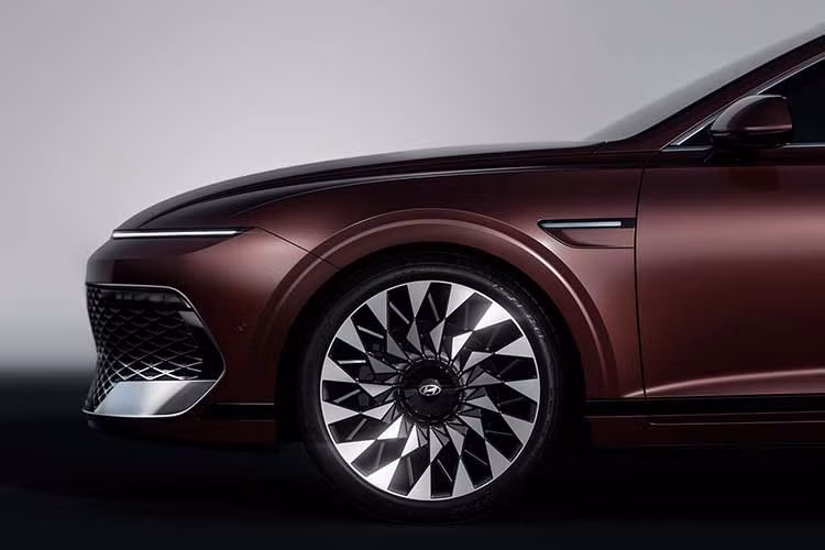 Thiết kế thân xe nhìn chung giữ nguyên, chỉ bổ sung tùy chọn mâm hợp kim mới và màu sơn đỏ Artistic Burgundy. Phần đuôi xe cũng tạo cảm giác quen thuộc, trừ đèn xi-nhan đã được tích hợp vào dải LED thay vì đặt trên cản sau như trước. Ngoài ra, cản sau còn có thêm các chi tiết ốp đen mảnh hơn và bổ sung điểm nhấn mạ crôm quanh khu vực khuếch tán gió.
