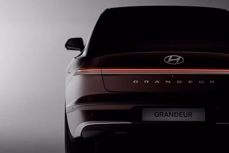 Hyundai Grandeur từng được phân phối tại Mỹ và Canada dưới tên Azera trước khi hãng rút khỏi phân khúc này. Xe đã bước sang thế hệ thứ 7 vào hồi tháng 11/2022. Đây hiện vẫn là mẫu sedan bán chạy nhất Hàn Quốc và ăn khách thứ hai toàn thị trường, chỉ đứng sau Kia Sorento. Dù vậy, thay vì chọn giải pháp an toàn, Hyundai vẫn tiến hành nâng cấp đáng kể cho dòng xe này.