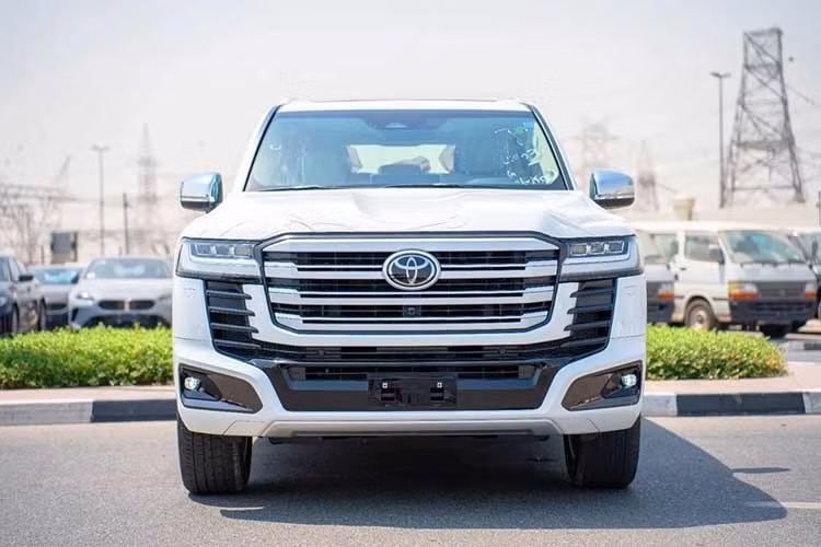 Giá bán của mẫu xe Toyota Land Cruiser LC300 Hybrid này tại Việt Nam vẫn chưa được hé lộ. Tuy nhiên, xe nhiều khả năng sẽ đắt hơn đáng kể so với Toyota Land Cruiser LC300 phiên bản máy xăng thông thường vốn có giá 4,58 tỷ đồng. ​
