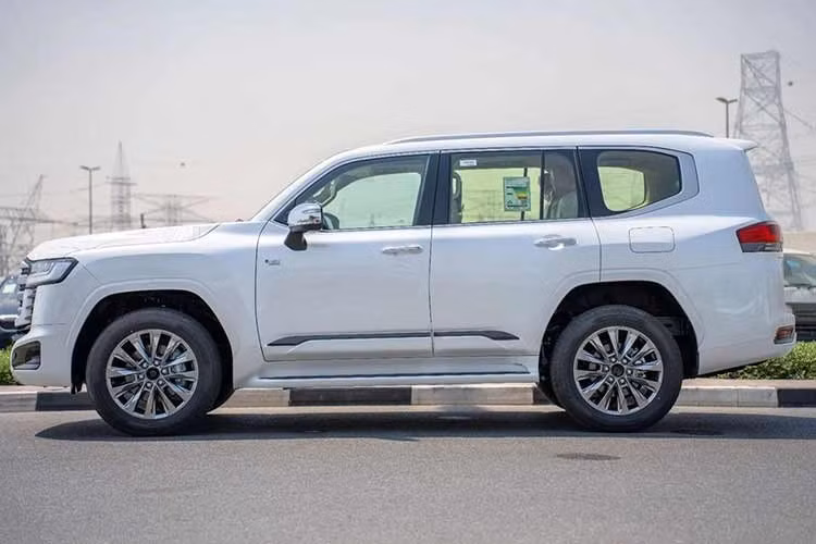 Được biết, các showroom tư nhân sẽ mua Land Cruiser LC300 Hybrid mới 100%, nhập khẩu chính hãng thông qua các nguồn trung gian thay vì từ đại lý Toyota. Trong khi đó, hệ thống đại lý Toyota chính hãng hiện chưa nhận cọc cho mẫu xe này. Tuy nhiên, có một số nhân viên tư vấn bán hàng đã nhận cọc của khách với số tiền 200 triệu đồng.