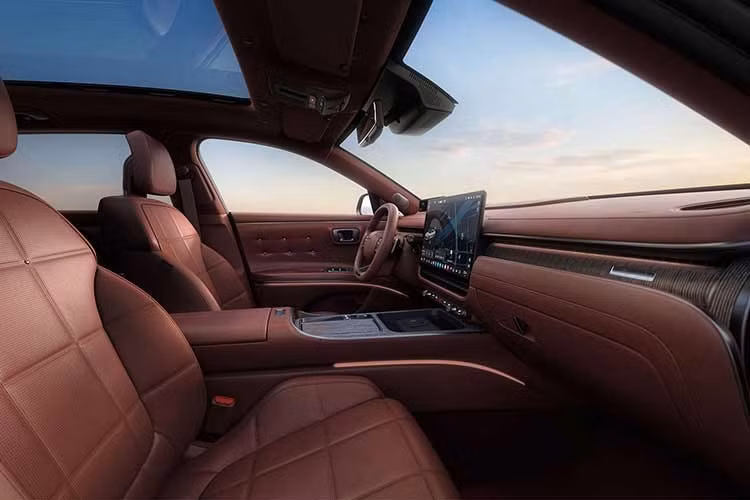 Bên cạnh thiết kế ngoại thất, Hyundai còn cải tiến nhẹ về kích thước của Grandeur. Theo đó, xe hiện có chiều dài tổng thể 5.050 mm, tăng 15 mm. Bên trong mẫu sedan hạng D tiệm cận xe sang này, Hyundai bố trí màn hình cảm ứng 17 inch mới. Trang bị này thay thế cả màn hình thông tin giải trí 12,3 inch và bảng điều khiển điều hòa 10,25 inch trước đây.