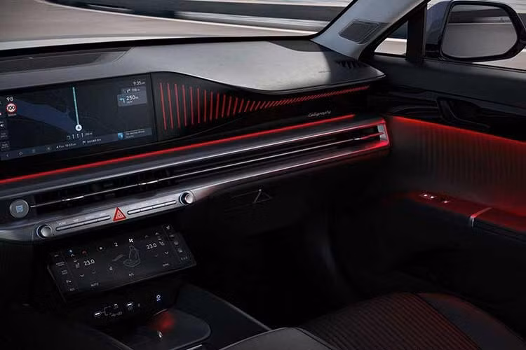 Dù cụm điều khiển trung tâm vẫn giữ các nút bấm vật lý cho những chức năng chính, Hyundai đã áp dụng cửa gió điều hòa điện tử cho xe với lưu lượng và hướng gió được điều chỉnh thông qua màn hình cảm ứng. Giải pháp này chủ yếu phục vụ yếu tố thẩm mỹ khi các cửa gió được ẩn vào thiết kế mặt táp-lô mới.