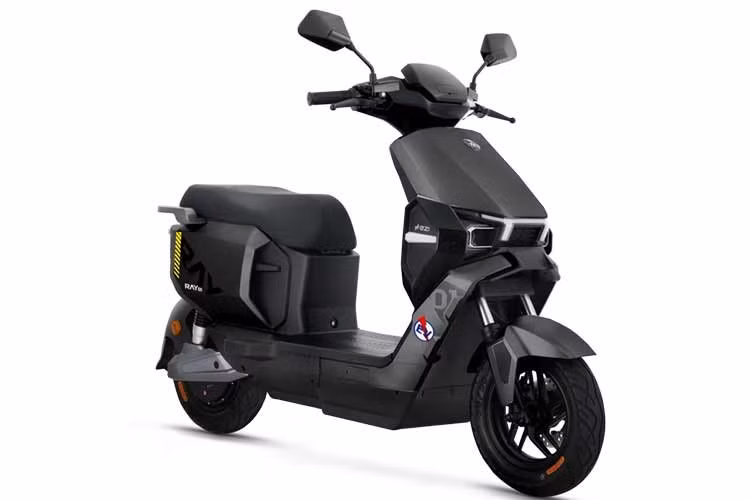 EZI Ray 01 2026 mới là mẫu xe máy điện vừa được giới thiệu tại thị trường Malaysia. Nhờ kích thước nhỏ gọn, mẫu xe này phù hợp cho nhu cầu di chuyển hàng ngày trên đường phố đông đúc.