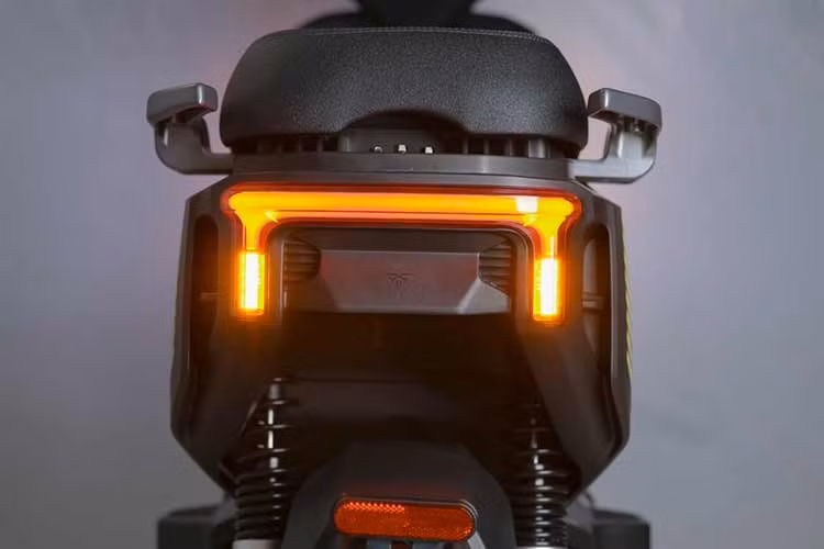 Xe được tích hợp ba chế độ lái, chức năng hỗ trợ dắt xe, cổng sạc USB Type-A và hệ thống khởi động không chìa NFC mang lại nhiều tiện lợi và tăng tính an toàn khi sử dụng.