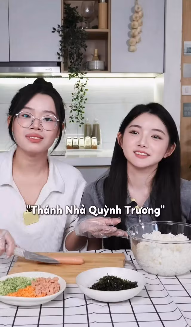 Trước tin đồn ăn không nuốt, mới đây xuất hiện với vai trò khách mời trong một clip với người chị đồng nghiệp, Quỳnh Trương với biểu cảm đáng yêu, đầy tự tin chỉ thẳng vào camera để đính chính.