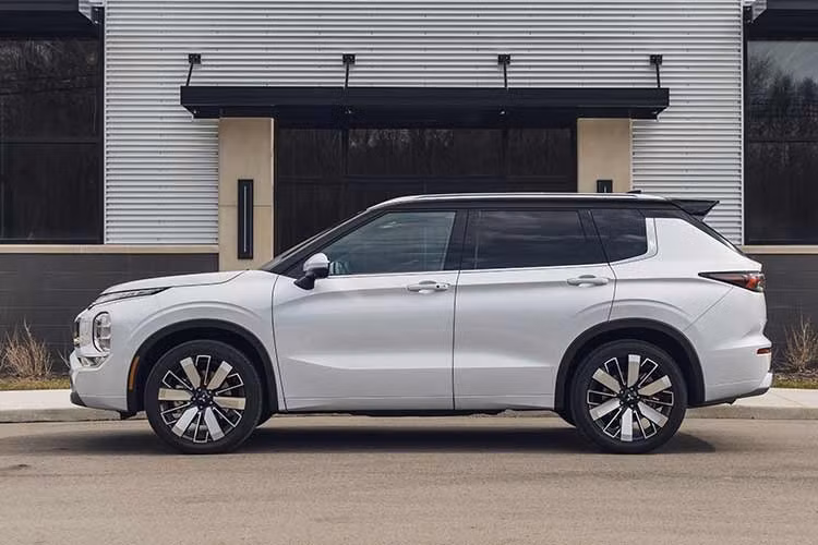 So với động cơ 2.5L hút khí tự nhiên của phiên bản trước đây (181 mã lực), công suất của phiên bản mới giảm nhẹ, trong khi mô-men xoắn lại được cải thiện hơn. Theo công bố từ Mitsubishi, Outlander 2026 đạt mức tiêu thụ nhiên liệu khoảng 26 mpg trong đô thị, 31 mpg trên cao tốc và 28 mpg kết hợp.