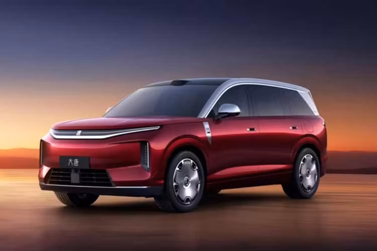 Bên cạnh phiên bản thuần điện, BYD cũng giới thiệu các cấu hình Hybrid sạc điện (PHEV). Cung cấp sức mạnh cho phiên bản Great Tang DM-i là sự kết hợp giữa động cơ 1.5T và mô-tơ đơn cho tổng công suất 402 mã lực. Biến thể hiệu năng cao DM-p được trang bị hai mô-tơ điện với tổng công suất 536 mã lực, cho phép xe tăng tốc lên 100 km/h trong 4,3 giây.