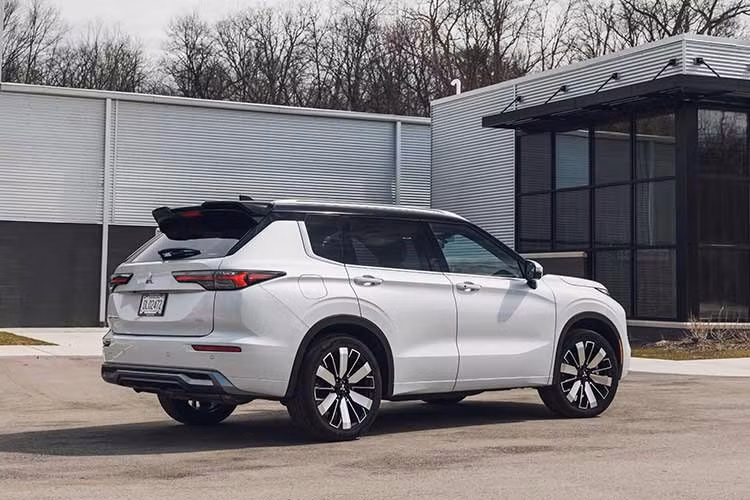 Con số này chỉ nhỉnh hơn đôi chút so với Outlander phiên bản cũ (24 mpg đô thị, 31 mpg cao tốc và 27 mpg kết hợp), cho thấy hiệu quả tiết kiệm nhiên liệu chưa thực sự nổi bật dù đã chuyển sang hệ truyền động hybrid.