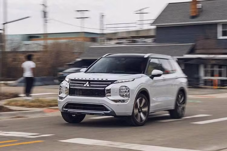 Về mặt thiết kế, Mitsubishi đã thực hiện những tinh chỉnh nhẹ cho Outlander 2026 nhưng hiệu quả ở cả phần đầu và đuôi xe để tạo nên diện mạo hiện đại hơn. Hãng cũng bổ sung danh mục mâm hợp kim mới với kích thước từ 18 inch trên bản tiêu chuẩn đến 20 inch trên các bản cao cấp.