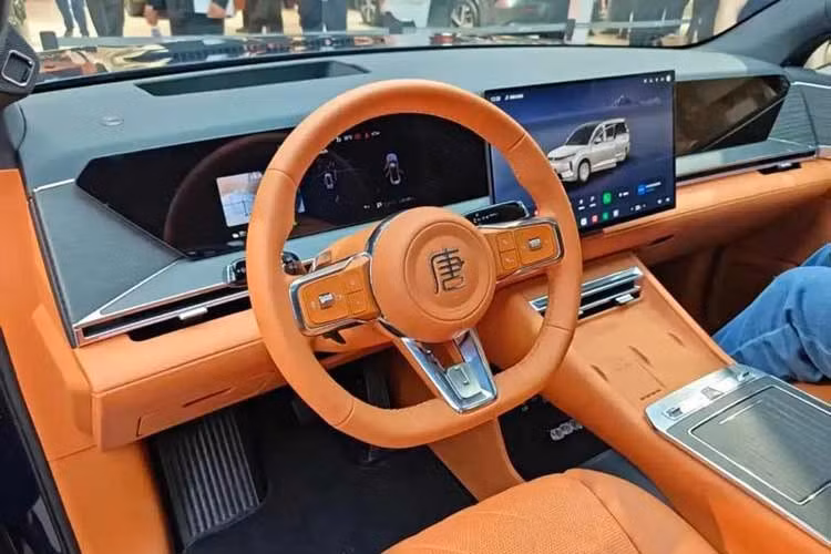 Không gian nội thất của Great Tang EV tập trung vào trải nghiệm công nghệ và tiện nghi cho hành khách. Xe được trang bị màn hình trung tâm dạng nổi, màn hình giải trí riêng cho hành khách phía trước và màn hình 17,3 inch gắn trần dành cho hàng ghế thứ hai.