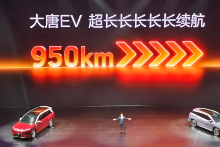 Great Tang EV được kỳ vọng sẽ cải thiện tình hình kinh doanh của dòng Tang nhà BYD vốn đang gặp nhiều thách thức về doanh số từ đầu năm 2026. Xe được áp dụng ngôn ngữ thiết kế mới nhất của BYD với dải đèn LED định vị ban ngày kéo dài theo phương ngang, kết hợp cùng cụm đèn pha đặt dọc.