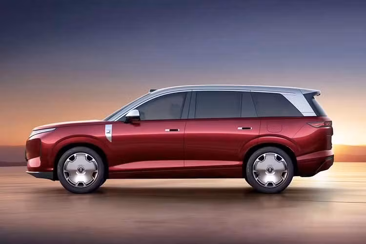 Great Tang EV có nhiều cấu hình truyền động, bao gồm phiên bản một mô-tơ và hai mô-tơ dẫn động bốn bánh. Ở bản cao cấp, xe có khả năng tăng tốc từ 0–100 km/h trong 3,9 giây, trong khi phạm vi hoạt động tối đa đạt 950 km theo công bố của nhà sản xuất.