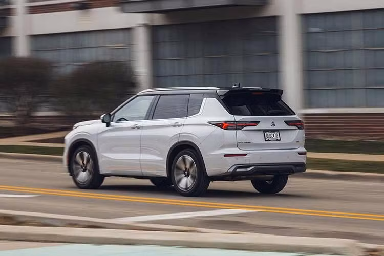 Phiên bản Ralliart và Trail Edition có giá khởi điểm từ 39.645 USD, tập trung vào phong cách thể thao và off-road với nhiều chi tiết ngoại thất màu đen và phụ kiện đặc trưng. Trong khi đó, Black Edition – dựa trên bản SEL cao cấp – có giá từ 43.045 USD, nổi bật với thiết kế đen toàn diện và nội thất bọc da cao cấp.