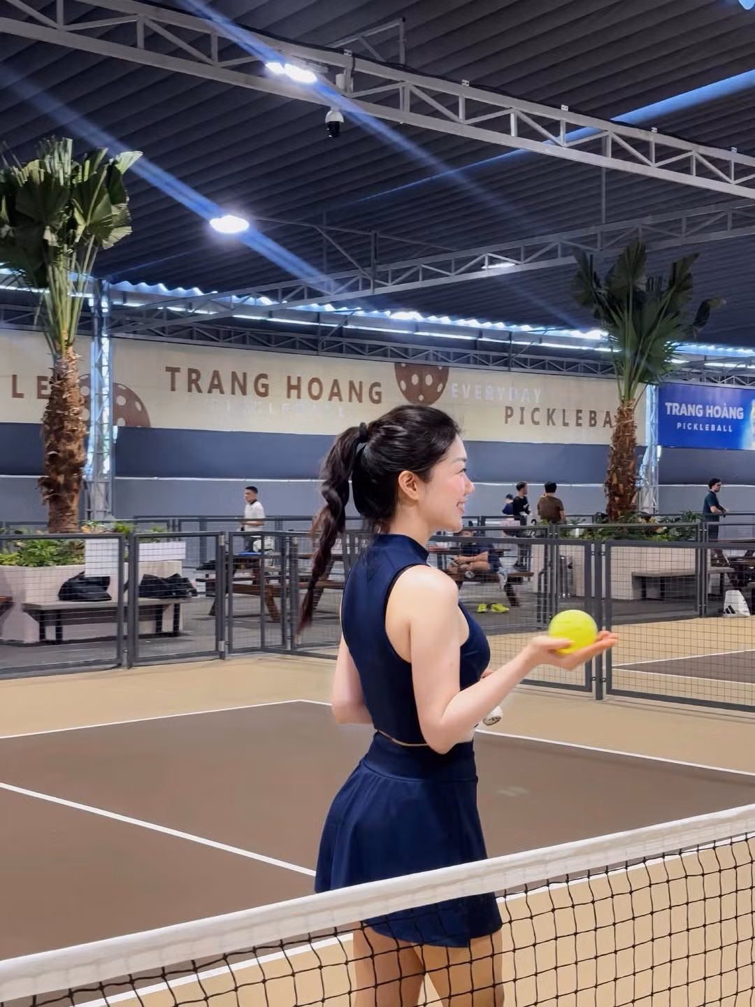 Xuất hiện với trang phục thể thao khỏe khoắn, Tôn Nữ Nam Phương tự tin tạo dáng và thể hiện kỹ năng trên sân pickleball – bộ môn đang "làm mưa làm gió" trên thế giới.