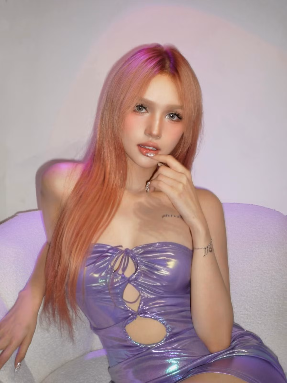 Xoài Non chắc hẳn không còn là cái tên xa lạ với cộng đồng mạng Việt Nam. Cô nổi tiếng từ khá sớm với gương mặt lai Tây xinh đẹp, vóc dáng chuẩn chỉnh và phong cách thời trang ấn tượng.