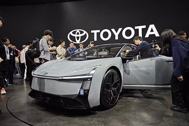 Được xem là cuộc cải tổ lớn nhất trong lịch sử dòng xe huyền thoại Toyota Corolla, thế hệ mới hướng tới việc thoát khỏi hình ảnh “xe phổ thông trung tính”, chuyển mình mạnh mẽ để bước vào thời đại điện hóa, hiện đại hóa và cá nhân hóa.