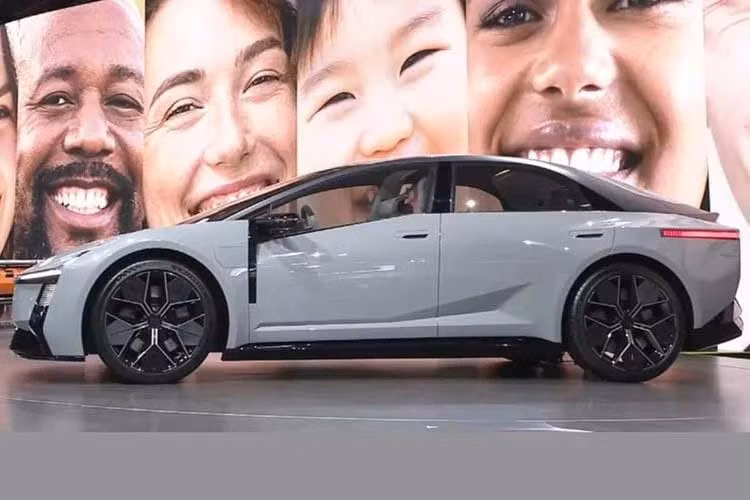 Tại Japan Mobility Show 2025, Toyota đã hé lộ mẫu concept Corolla hoàn toàn mới với thiết kế mang đậm phong cách avant-garde, thậm chí gây sốc với nhiều người hâm mộ. Dù vậy, không ít câu hỏi được đặt ra: liệu bao nhiêu phần của bản concept đầy cảm hứng đó sẽ được giữ lại trong phiên bản sản xuất?